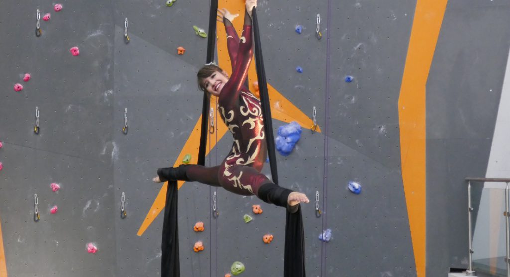 glory dearling, aerial silks performer in Mississauga